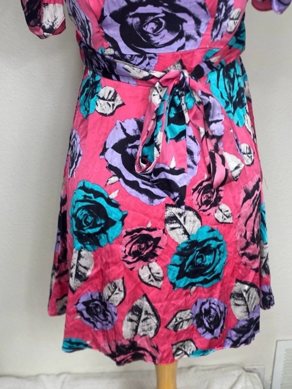 Betsey Johnson Women's Pink Rosette V Neck Short Sleeve Satin Mini Dress Size 4 - Picture 11 of 16